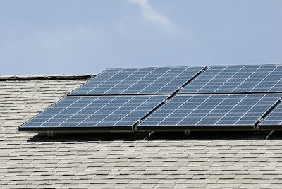 Solar cell structure stores and supplies energy simultaneously