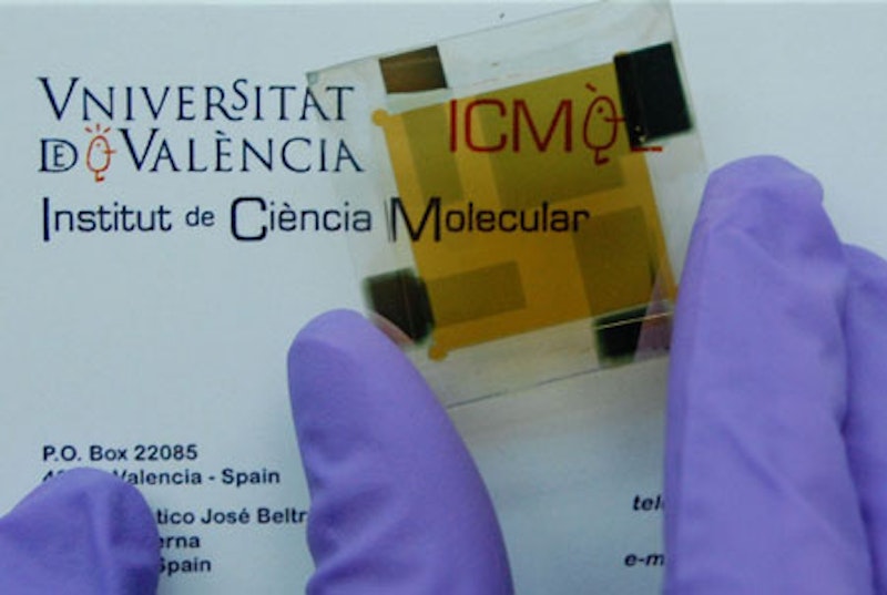Low cost thin film photovoltaic device with high energy efficiency