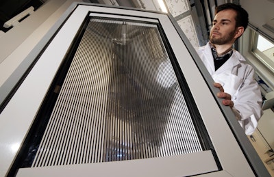 Smart windows for controlled shading, solar thermal energy harvesting