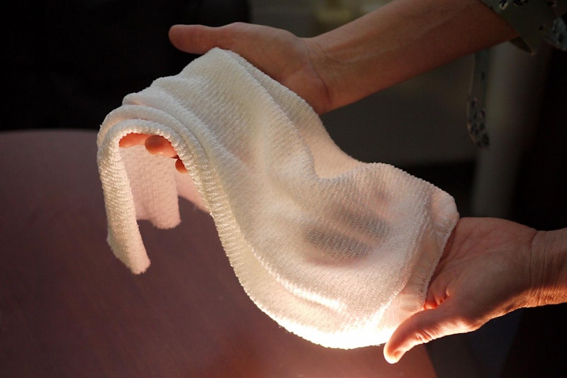 First fabric to automatically cool or insulate depending on conditions