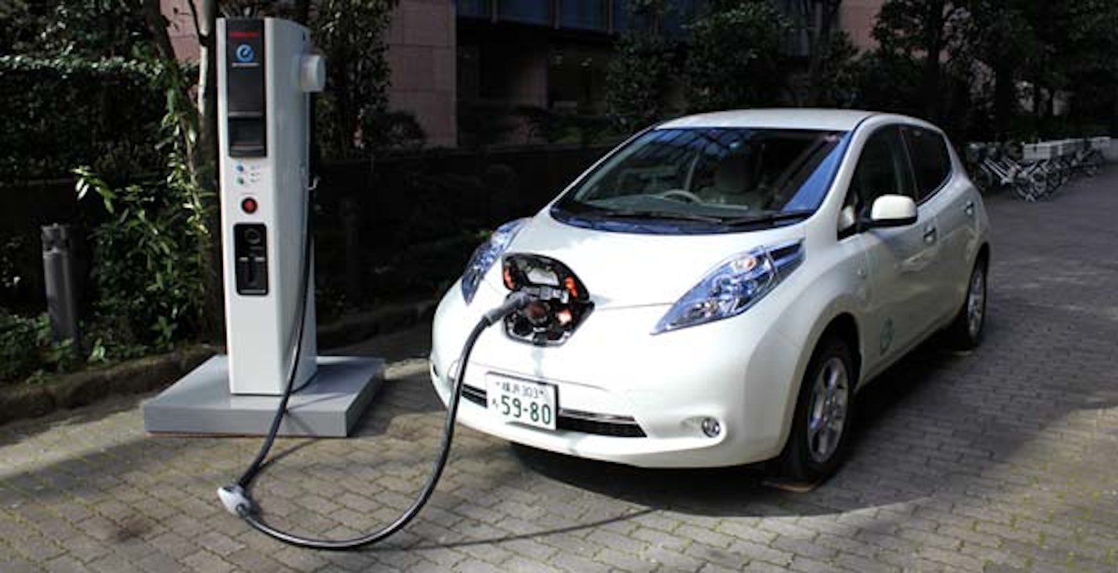 Low Cost Charging In Under 30 Minutes Electric Vehicles Research Nissan North America Will Bring An Innovative Low Cost Dc Quick Charger For Electric Cars To The U S Market Is Being Launched As
